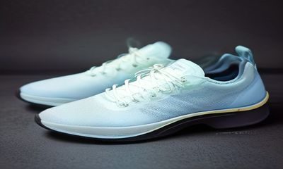 完美体育推荐耐克Vaporfly跑鞋，碳板科技搭配ZoomX泡棉，跑者在晨光中冲刺的动感画面